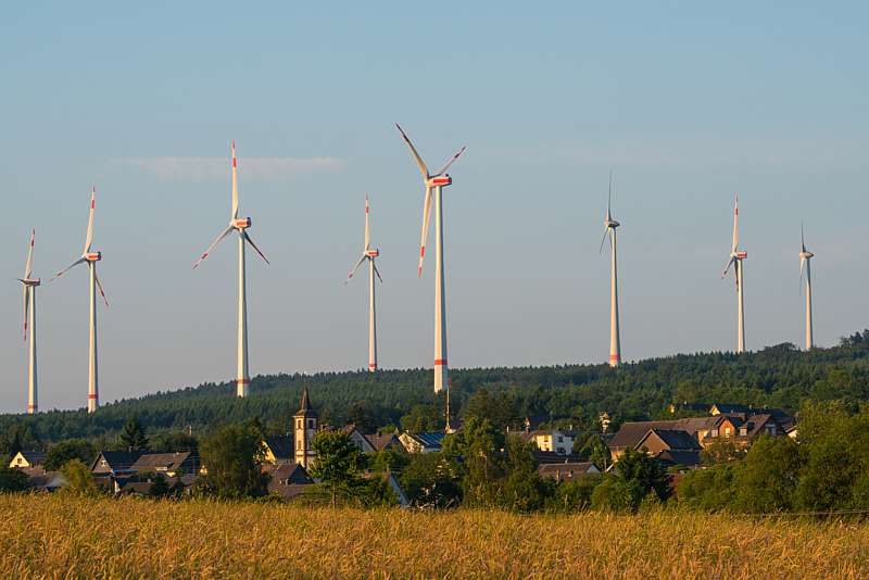 News Wind-Industrieanlage nahe an einer Gemeinde