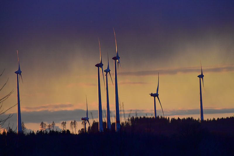 Veranstaltungen Wind-Industrieanlage im Abendhimmel