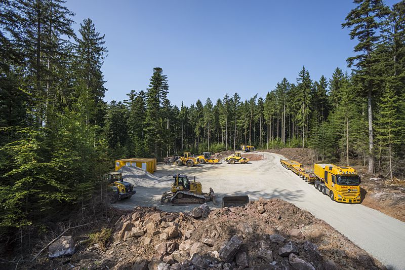 Riesige Baustelle mit Fahrzeuge für eine Wind-Industrieanlage