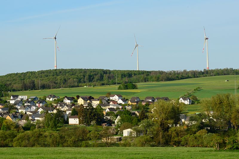 Veranstaltungen 3 Windräder hinter einer Gemeinde